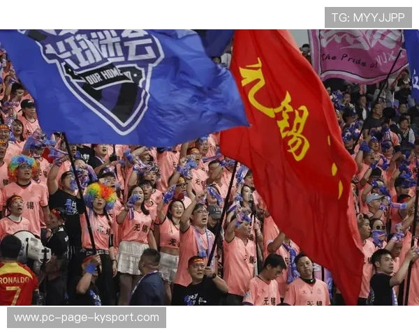 大连球迷组织发动应援，主场氛围被称为“第十二人”